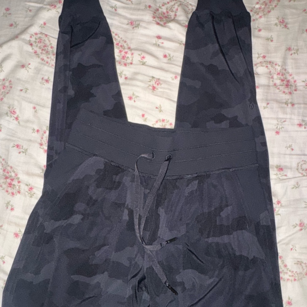lululemon athletica Women's Dark Gray Black Camouflage Joggers